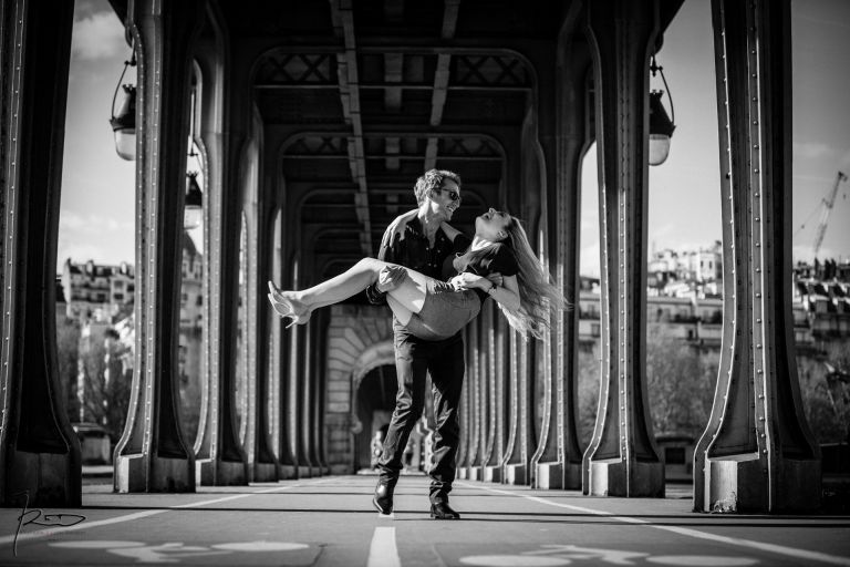 Séance engagement Love Session Paris Pont Bir Hakeim