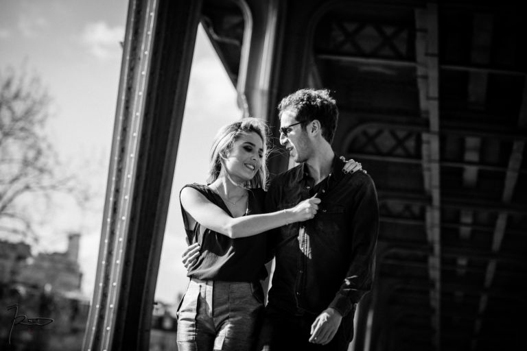 Séance engagement Love Session Paris Pont Bir Hakeim