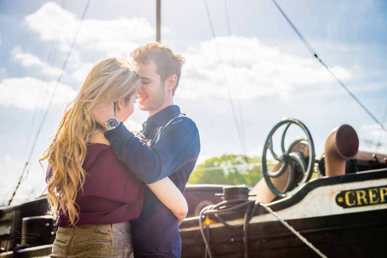 Séance engagement Love Session Paris Quai de Seine