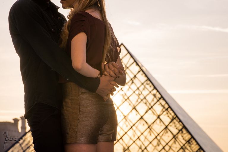 Séance engagement Love Session Paris Pyramides du Louvres