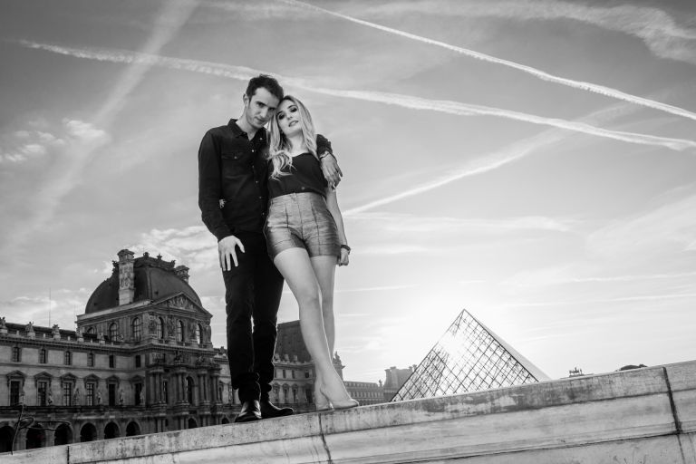 Séance engagement Love Session Paris Pyramides du Louvres