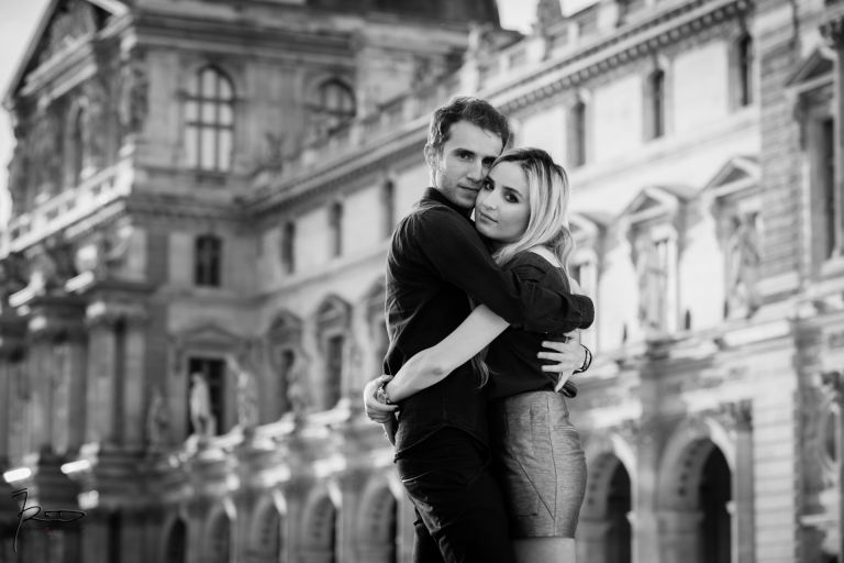 Séance engagement Love Session Paris Pyramides du Louvres