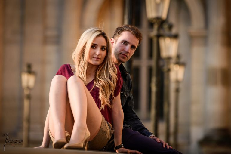 Séance engagement Love Session Paris Pyramides du Louvres
