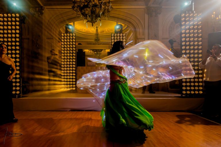 Photographe Mariage Juif Cannes. Soirée de mariage au Carlton de Cannes. Danseuse orientale.