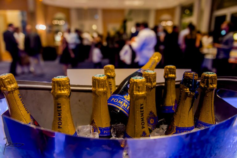 Photographe Mariage Juif Cannes. Soirée de mariage au Carlton de Cannes. Seau à Champagne