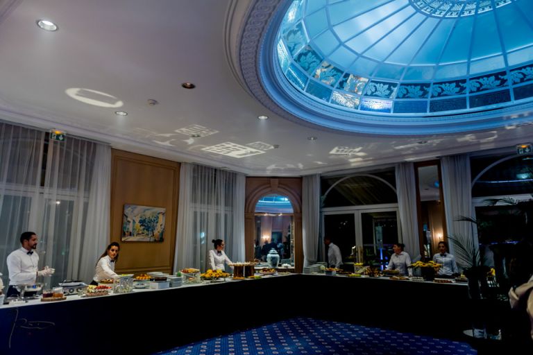 Photographe Mariage Juif Cannes. Soirée de mariage au Carlton de Cannes. Buffet des desserts