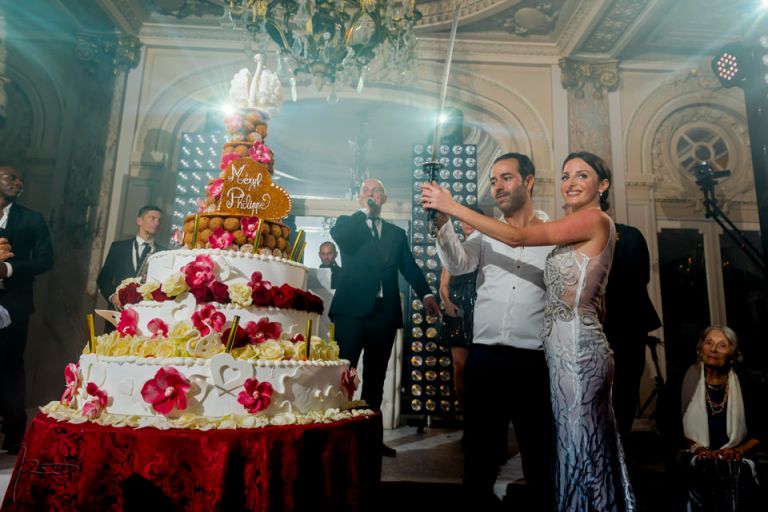 Photographe Mariage Juif Cannes. Soirée de mariage au Carlton de Cannes. Coupe de la pièce montée