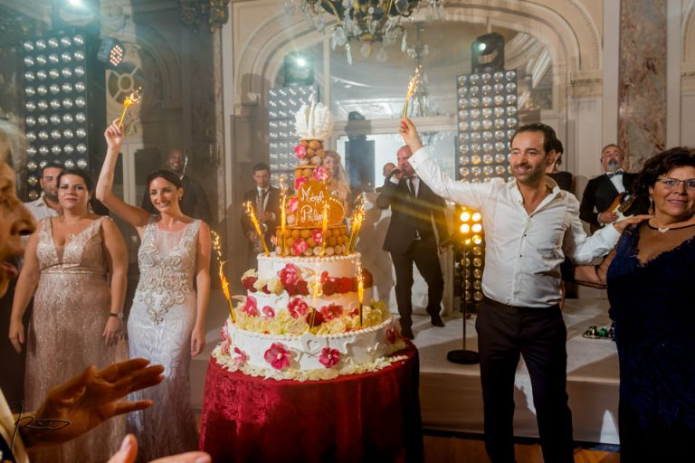 Photographe Mariage Juif Cannes. Soirée de mariage au Carlton de Cannes. Coupe de la pièce montée