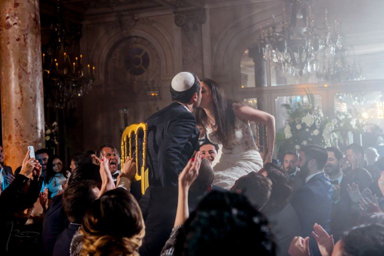 Photographe Mariage Juif Cannes.Les mariés s'embrassent au Carlton de Cannes