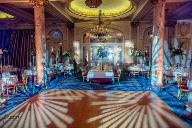 Photographe Mariage Juif Cannes, Nice, Monaco. Lumière du DJ dans la salle de réception du mariage juif au Carlton de Cannes