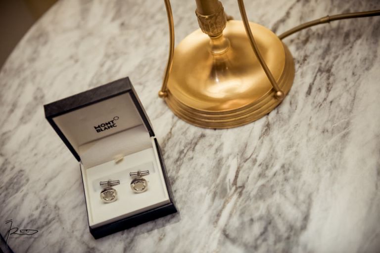 Photographe Mariage Juif Cannes, Nice, Monaco. Boutons de manchette Mont Blanc dans une suite du Carlton de Cannes