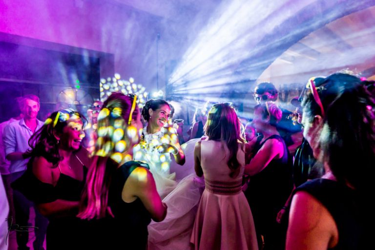 Photographe mariage Var. photographe mariage Hyères. L mariées est de toutes les couleurs pendant la soirée du dj