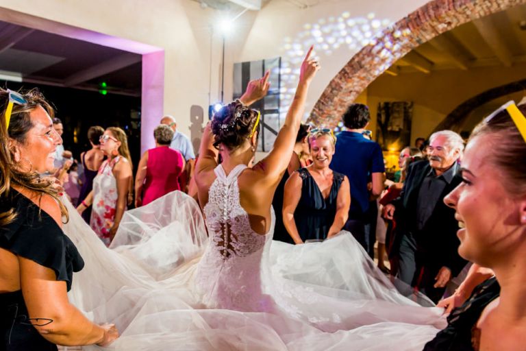 Photographe mariage Var. photographe mariage Hyères. la mariée fait la folle pendant la soirée.