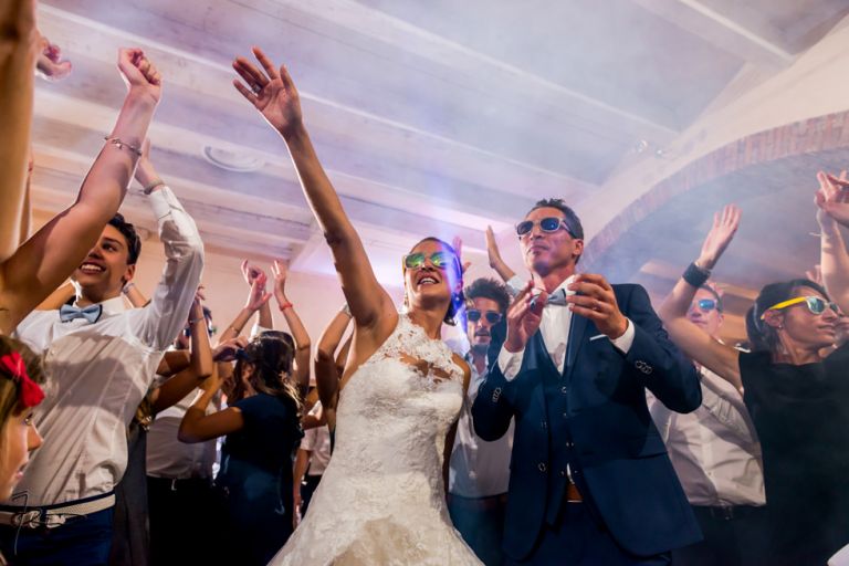 Photographe mariage Var. photographe mariage Hyères. Les invités portent tous des lunettes de soleil pendant la soirée.