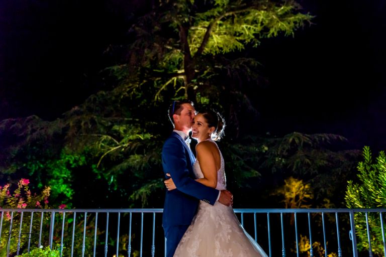Photographe mariage Var. photographe mariage Hyères. Photo de couple sur la terrasse de nuit