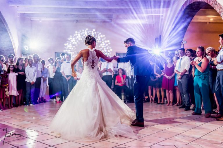 Photographe mariage Var. photographe mariage Hyères. Premières danse avec les mariés.