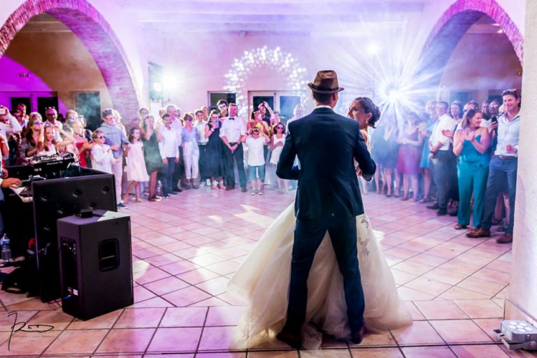 Photographe mariage Var. photographe mariage Hyères. Premières danse avec les mariés.