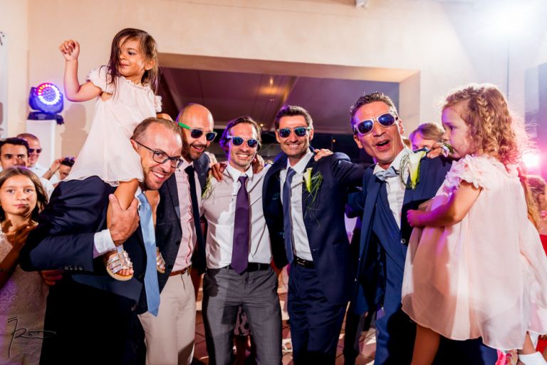 Photographe mariage Var. photographe mariage Hyères. Les invités font la fête