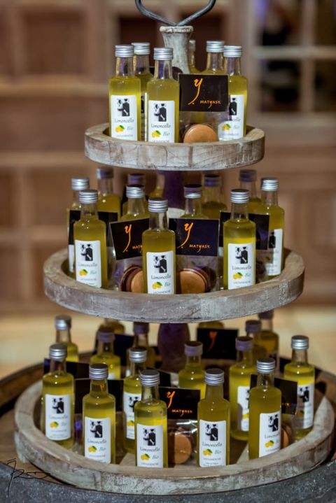 Magnanerie de Saint Isidore. photographe mariage Hyères. Du limoncelo fait par les mariés