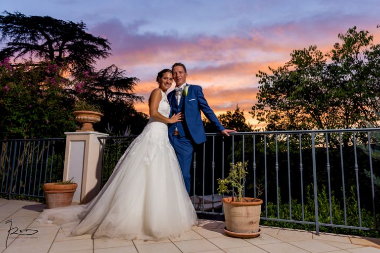 Photographe mariage Var. photographe mariage Hyères. Photo de couple sur la terrasse du château