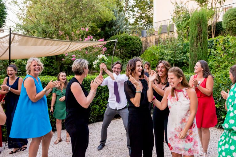 Photographe mariage Var. photographe mariage Hyères. C'est un homme qui rattrape le bouquet de la mariée.