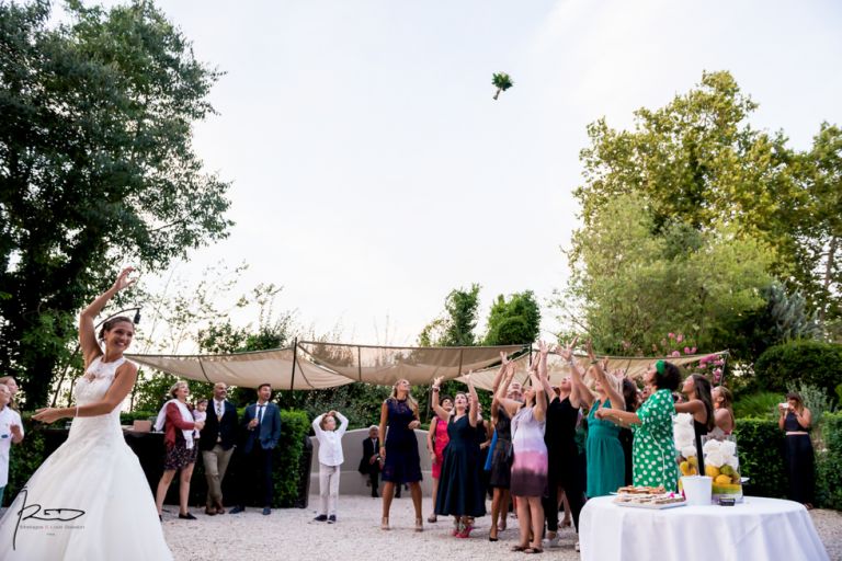 Photographe mariage Var. photographe mariage Hyères. Lancé du bouquet pendant le vin d'honneur