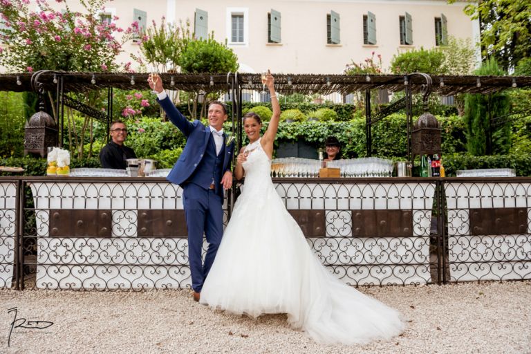Photographe mariage Var. photographe mariage Hyères. Les mariés invite leur famille à boire un coup
