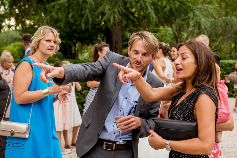 Magnanerie de Saint Isidore. photographe mariage Hyères. Le vin d'honneur avec les invités