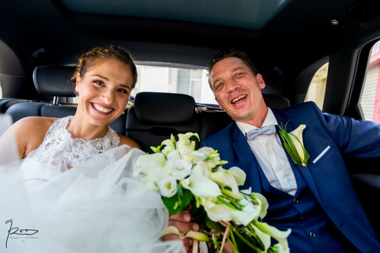 Photographe mariage Var. photographe mariage Hyères. Les mariés heureux dans leur voiture