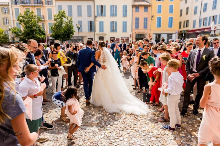 Photographe mariage Var. photographe mariage Hyères. pétales de fleurs sur les mariés devant l'église