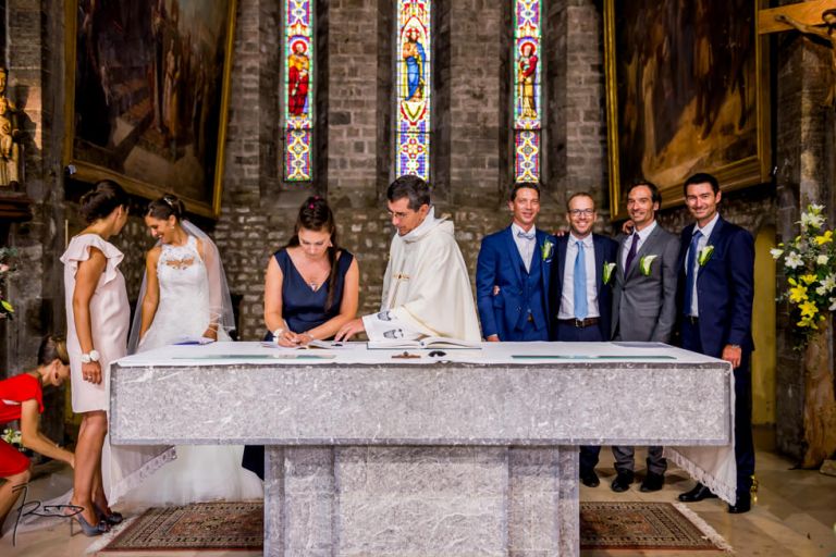 Photographe mariage Var. photographe mariage Hyères. Signature des registres à l'église