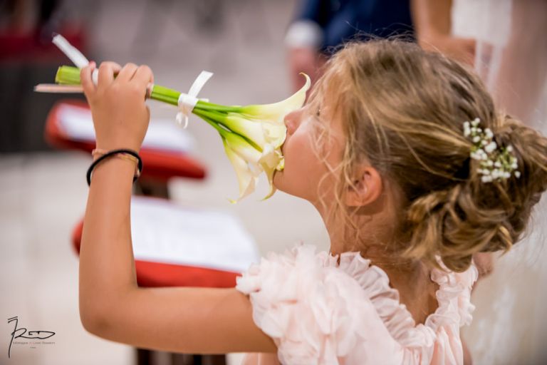 Photographe mariage Var. photographe mariage Hyères. une petite fille imite le curé