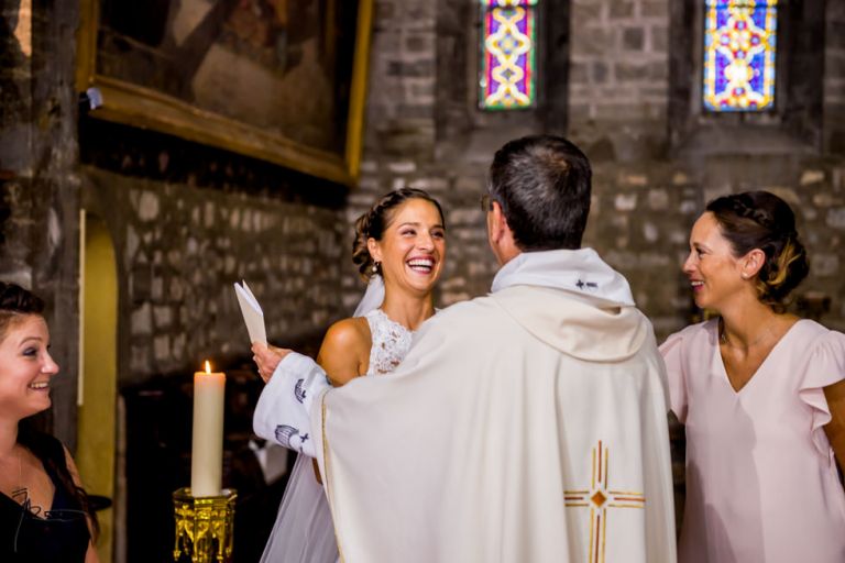 Photographe mariage Var. photographe mariage Hyères. la mariée éclate de rire à l'église