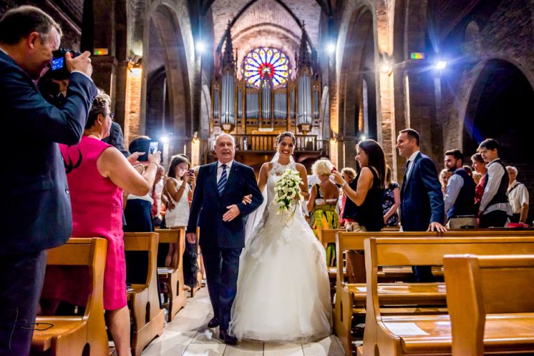 Photographe mariage Var. photographe mariage Hyères. Le père de la mariée et sa fille rentre dans l'église.