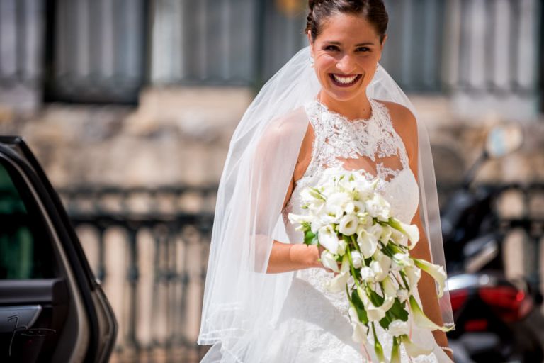 Photographe mariage Var. photographe mariage Hyères. La mariée arrive à l'église en souriant