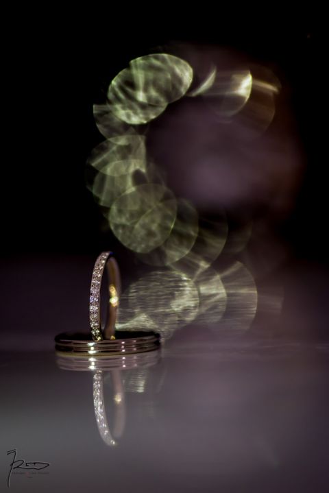 Photographe mariage Var. photographe mariage Hyères. Effet de lumière sur une allinace.