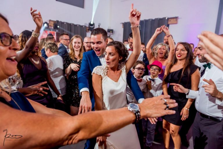 La famille des mariés dansent