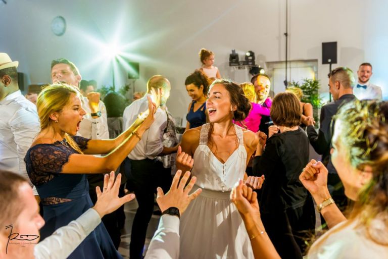 La mariée dansent comme une folle