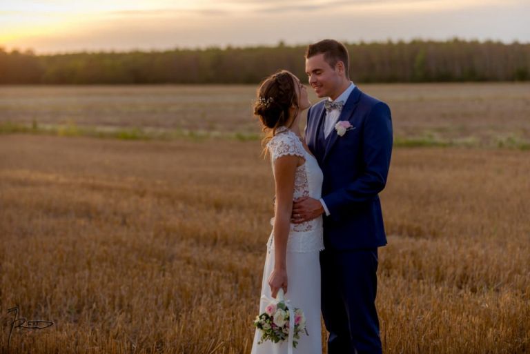 photo de couple sans flash au soleil couchant
