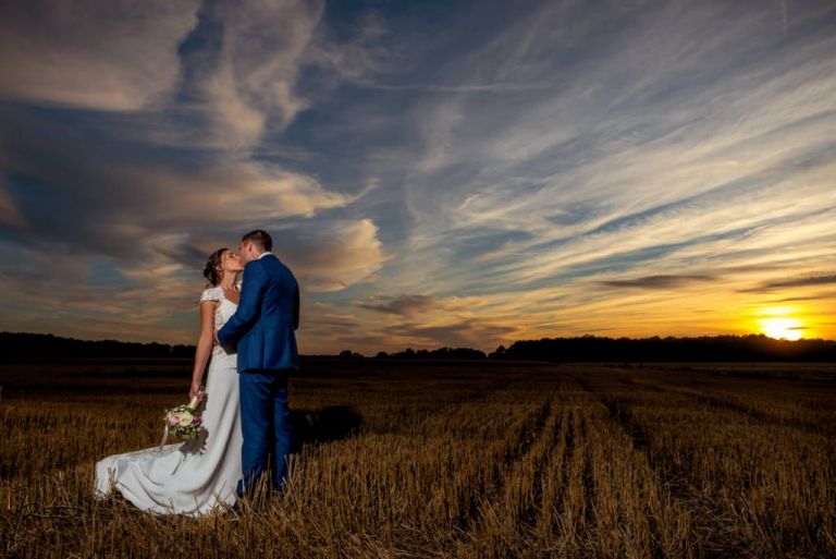 Magnifique photo de mariage au soleil couchant