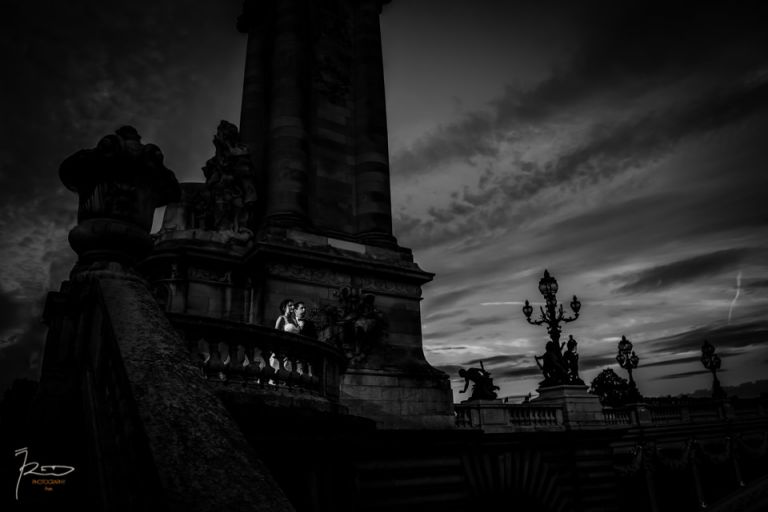 photo de mariage à Paris la nuit. Pont Alexandre III.