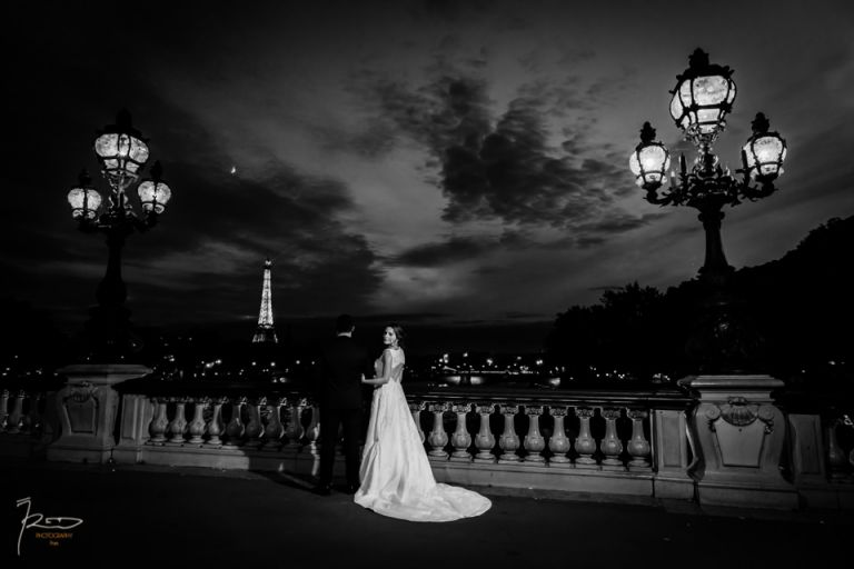 Photo de couple après le mariage à Paris sur le pont Alexandre III.