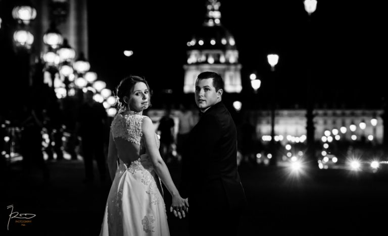 Photo de mariage à Paris après le mariage la nuit.