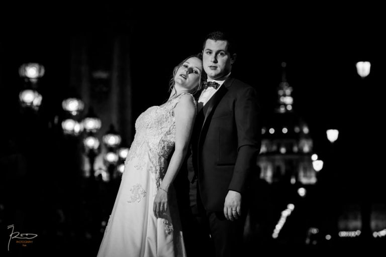 Photo en noir et blanc d'un couple marié sur le Pont Alexandre III à Paris