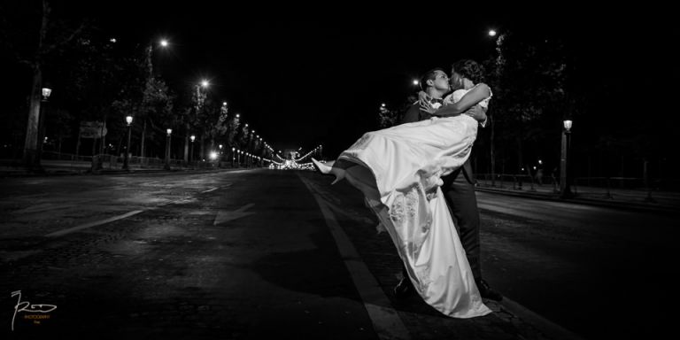 Photo de mariage à Paris sur les champs Élysées la nuit.