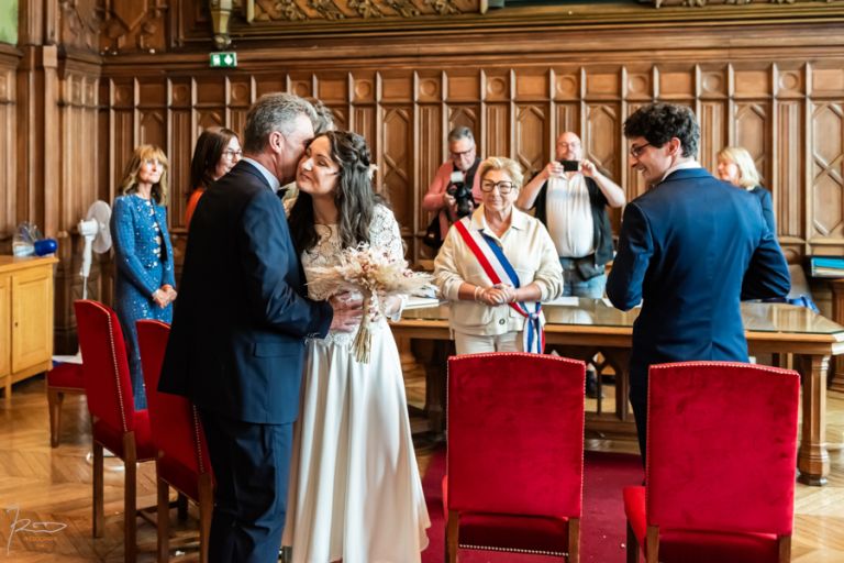 La Mariés embrasse son père devant l'autel