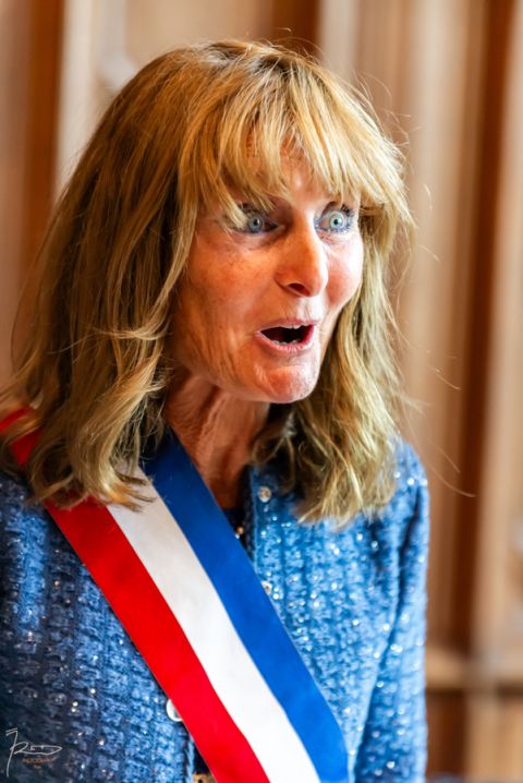 L'adjointe au Maire qui mariera les deux mariés est la mère du marié