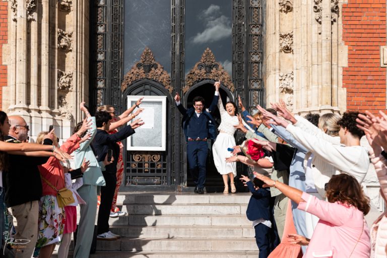 Sortie des mariés par le grand escalier de la Mairie de Calais 