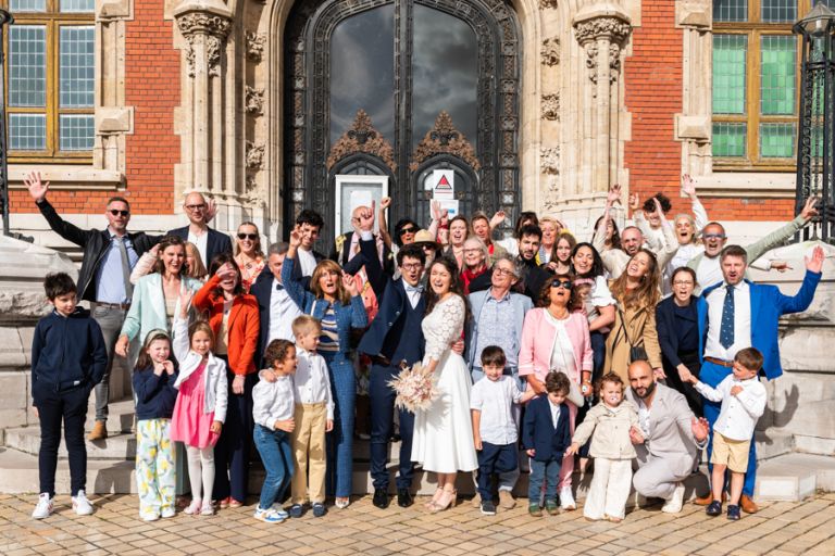 photo de groupe de toute la famille dans les escaliers de la Mairie de Calais