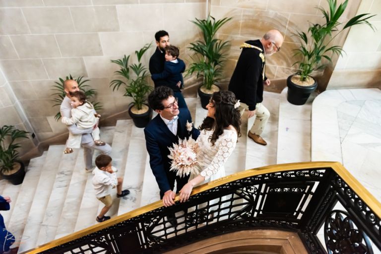 les invités dépassent les mariés dans les escaliers